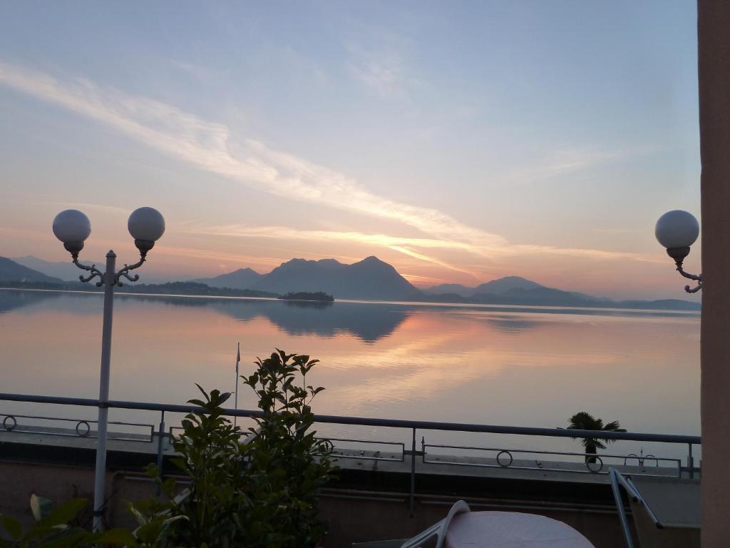 Hotel Beau Rivage Бавено Екстериор снимка
