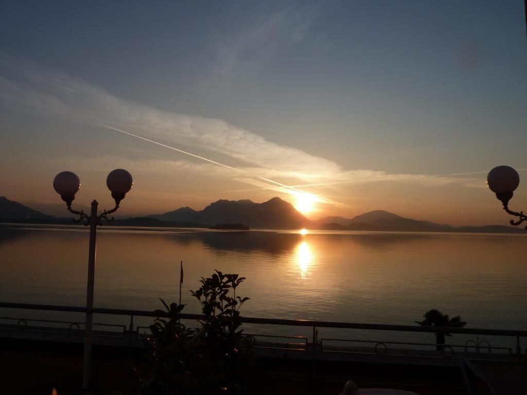 Hotel Beau Rivage Бавено Екстериор снимка