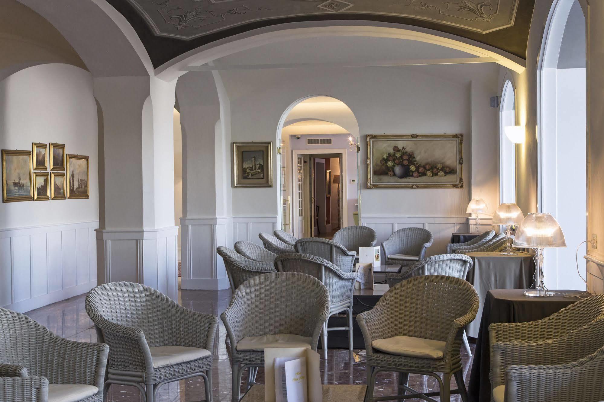 Hotel Beau Rivage Бавено Екстериор снимка